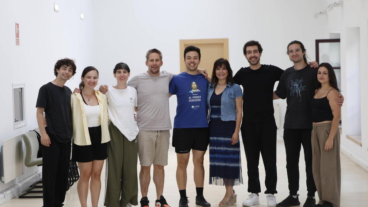 Miguel Denz, Sara Agustí, Aurora García Agud, Rodrigo Arribas, Álvaro Bacigalupe, Yolanda Alonso, Mario Valdés, Lorenzo Álvarez, en una parada de su formación en el Palacio Valdés.