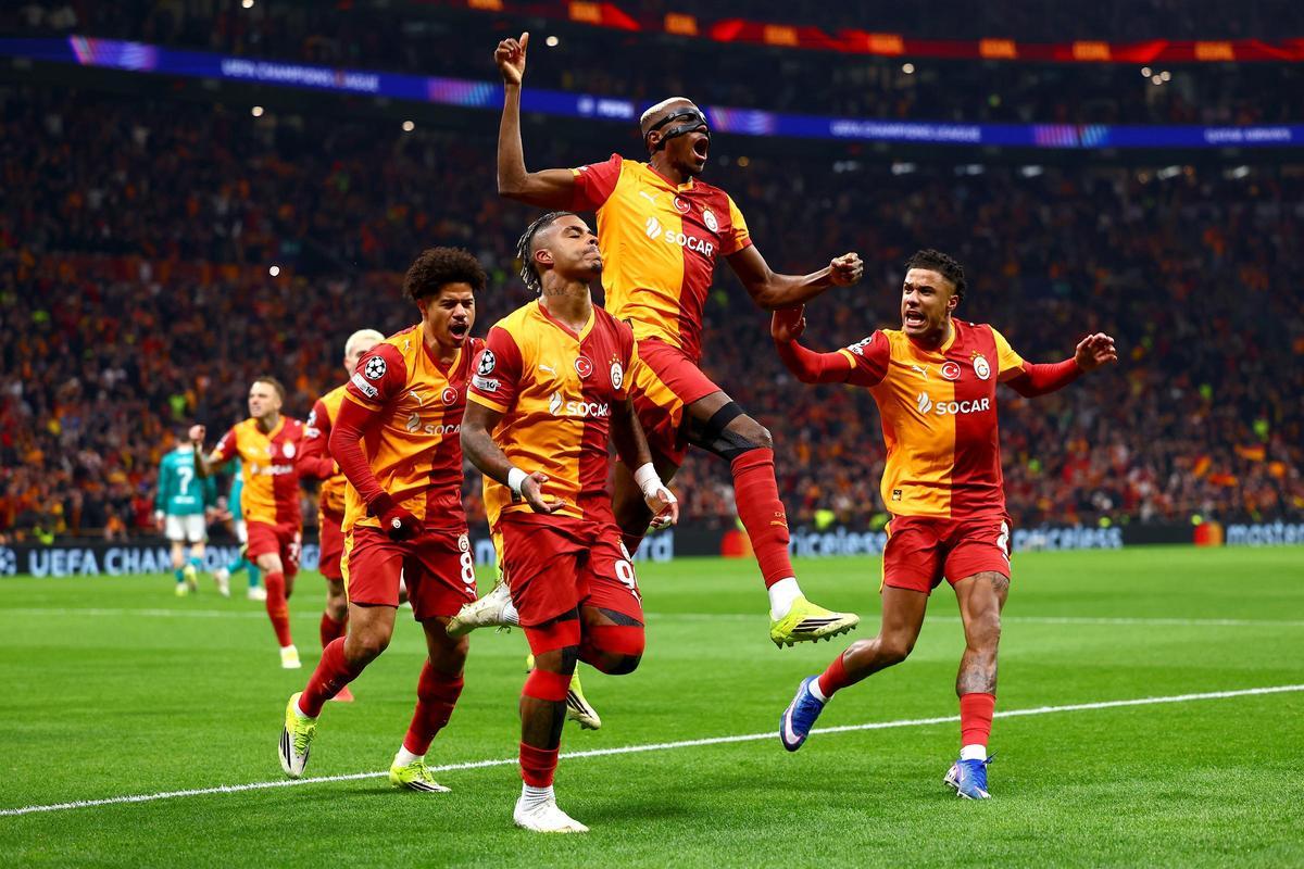 Los jugadores del Galatasaray celebran el triunfo.