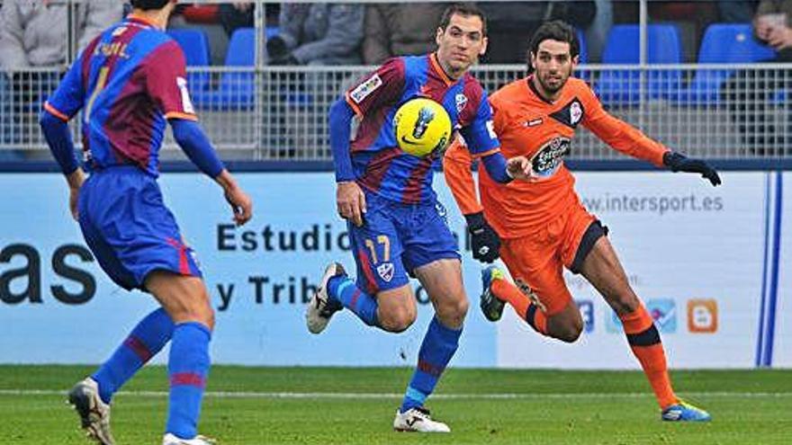 Lassad presionando a dos jugadores del Huesca en El Alcoraz, en la temporada 2011-12.