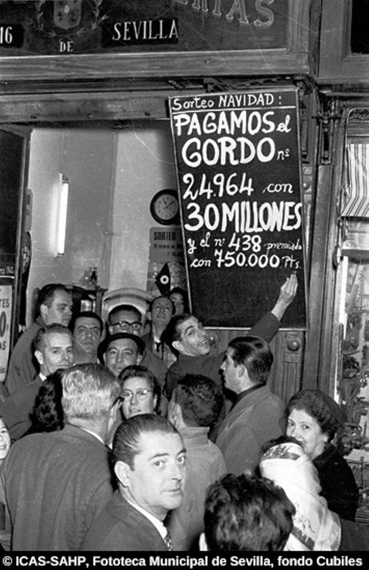 Sorteo de Navidad. Administración de Loterías número 16 de la calle Sagasta. Pago del Premio Gordo.