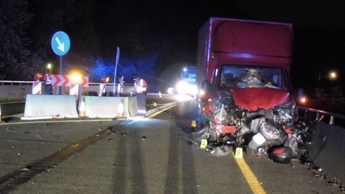 Un camión, tras un accidente de tráfico