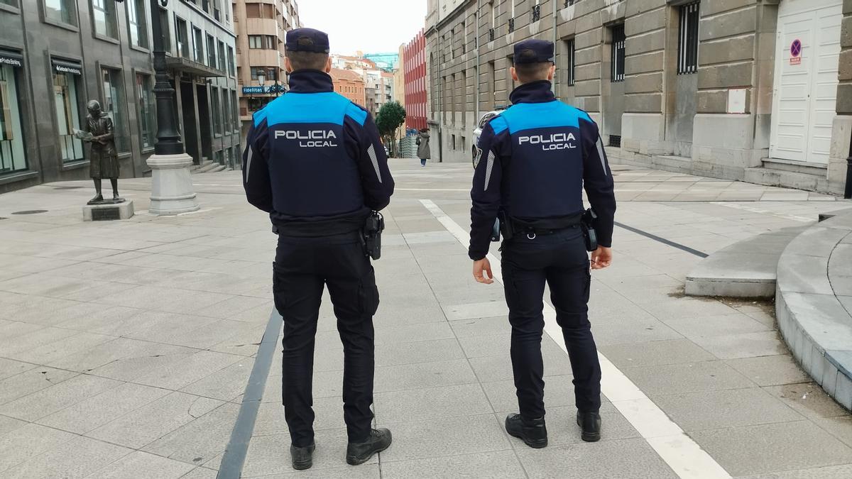 Los agentes que llevaron a cabo la detención de La Corredoria en una calle del centro de Oviedo.