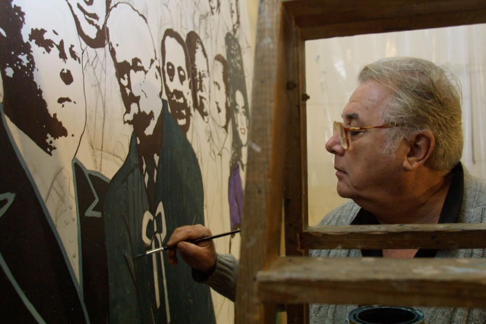 Eugenio Chicano pintando un mural en la iglesia de la Esperanza, noviembre de 2001.