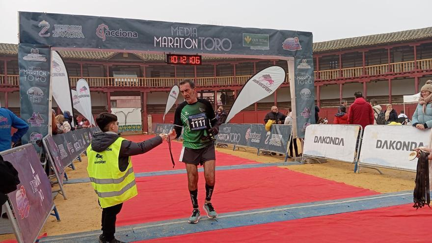 Javier Alves y Gema Martín revalidan su título en la Media Maratón de Toro