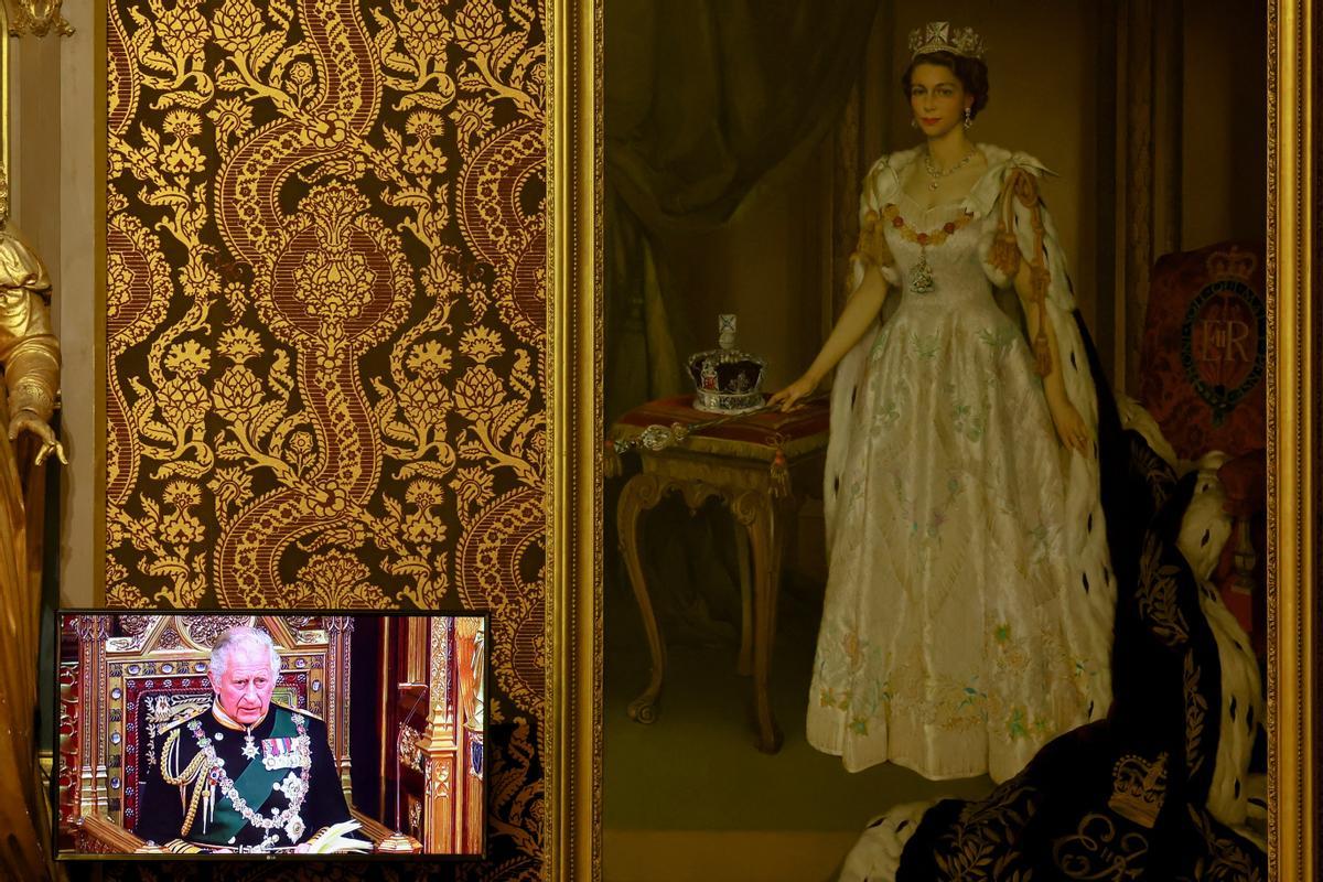 El Príncipe Carlos aparece en una pantalla junto a una pintura de la Reina Isabel, en la Galería Real mientras pronuncia el Discurso de la Reina durante la Apertura Estatal del Parlamento en el Palacio de Westminster en Londres, Gran Bretaña, el 10 de mayo de 2022.