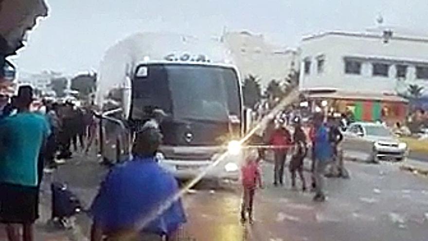 Menas tratan de abosdar un autobús en Nador ( Marruecos )