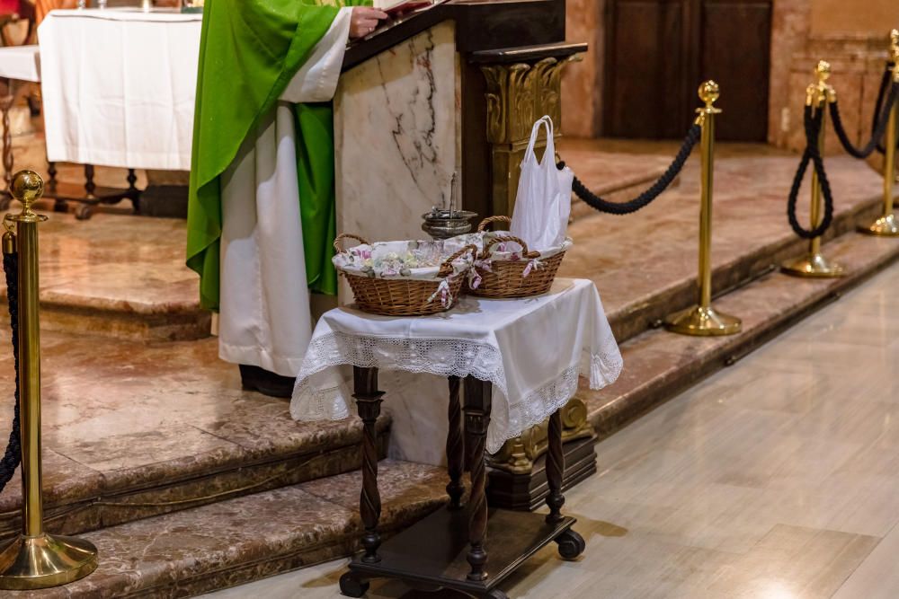 Bendiciones  de caramelos por Sant Blai  en Sant Miquel