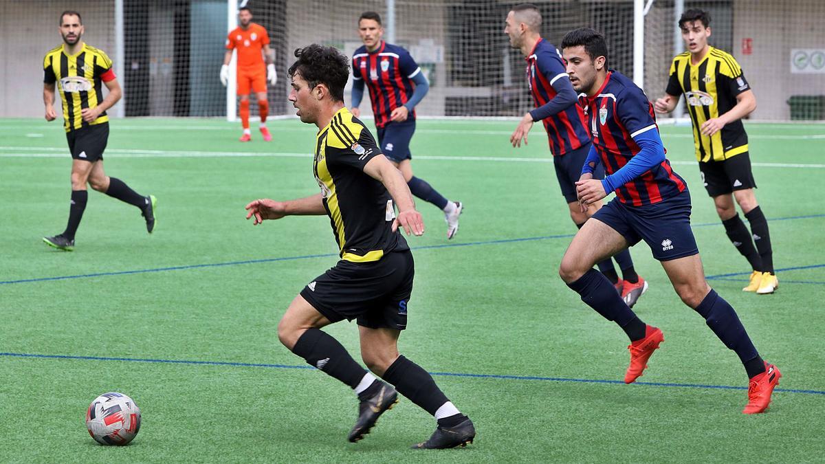 El lateral aurinegro Carlos, en una acción del duelo disputado ayer en Santa Isabel. |  // XOÁN ÁLVAREZ