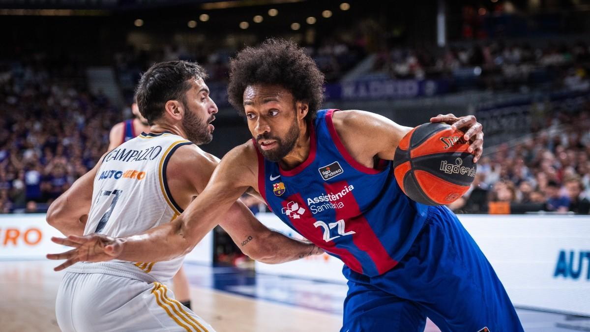 Jabari ataca el aro ante la presencia defensiva de Facu Campazzo