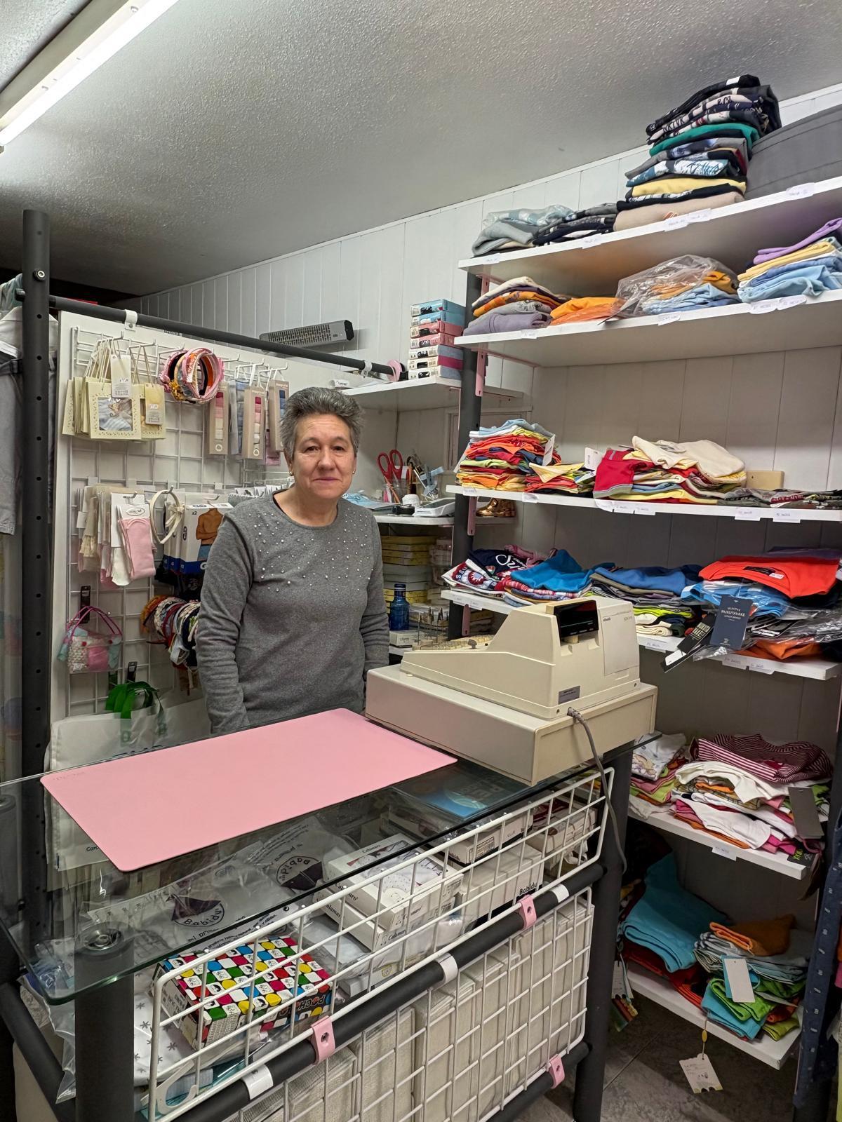 Pilar Prades, en su negocio de la calle Carcagente.