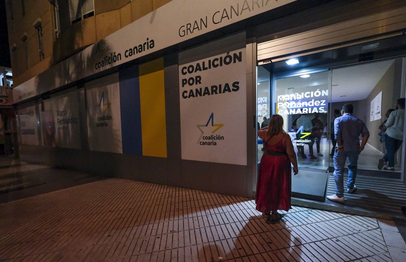 María Fernández comparece en la sede de CC en Las Palmas de Gran Canaria