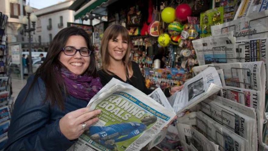 La ingeniera de Obras Públicas Tamara Pérez y la licenciada en Publicidad y doctoranda Tatiana Hidalgo posan con periódicos europeos en la Explanada de Alicante.