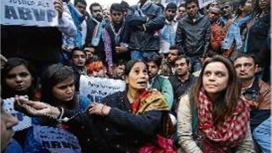 Al centre, la mare de la jove Jyoti Singh, violada ara fa tres anys.