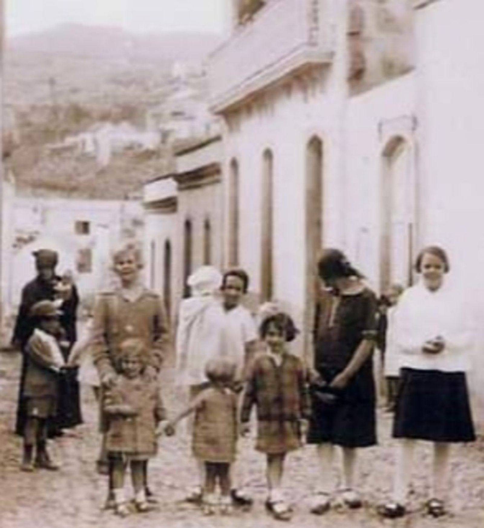 Un grupo de mujeres y niñas en la misma vía, en la década de los años 50 del pasado siglo.