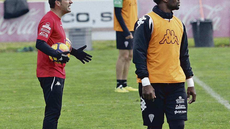 Carrión, a la izquierda, da instrucciones en un entrenamiento ante Razak.