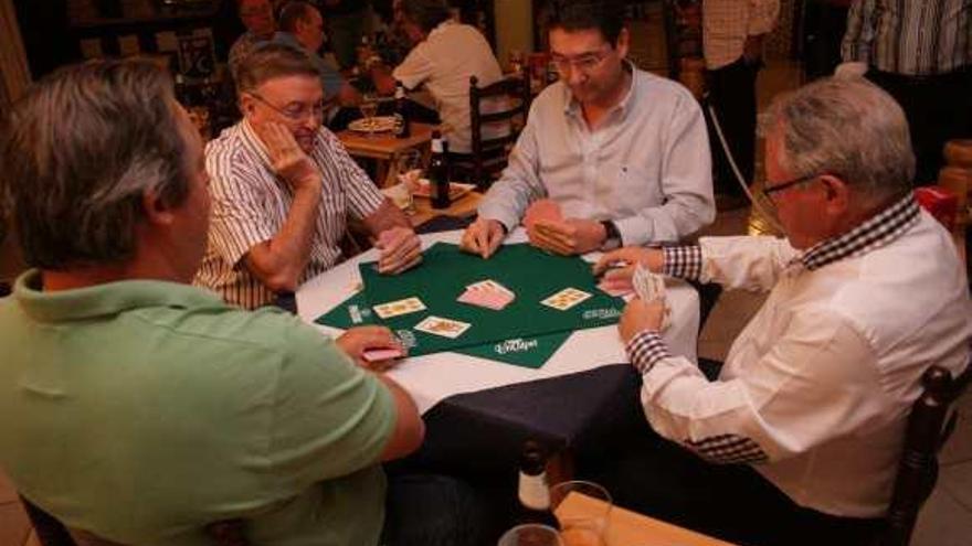 Imagen de los equipos Chano y Judíos (este último, a derecha e izquierda de la imagen) durante el juego.