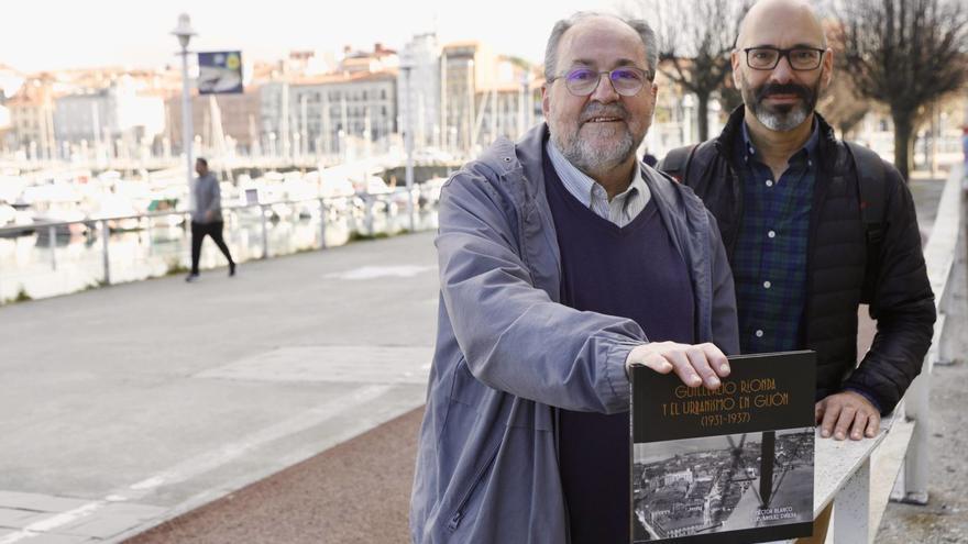Luis Miguel Piñera sosteniendo un ejemplar del libro, junto a Héctor Blanco.