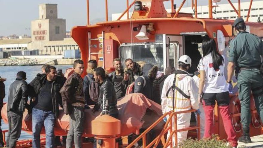 Salvamento Marítimo trasladó ayer a Alicante a 14 personas.