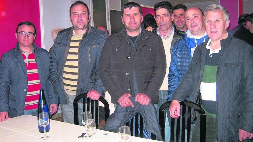 González, tercero por la izquierda, con el resto de miembros del órgano rector de la junta agropecuaria.