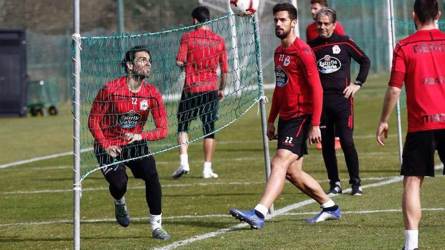 Natxo González observa a Somma y Pablo Marí durante el entrenamiento de ayer en Abegondo.