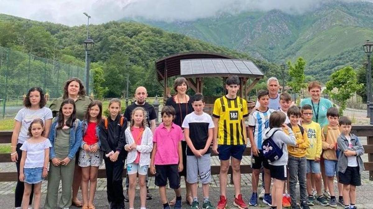 Los participantes en el campus tecnológico para niños y jóvenes, con el alcalde Marcelino Martínez y las concejalas Tensi Carmona y Liliana González.