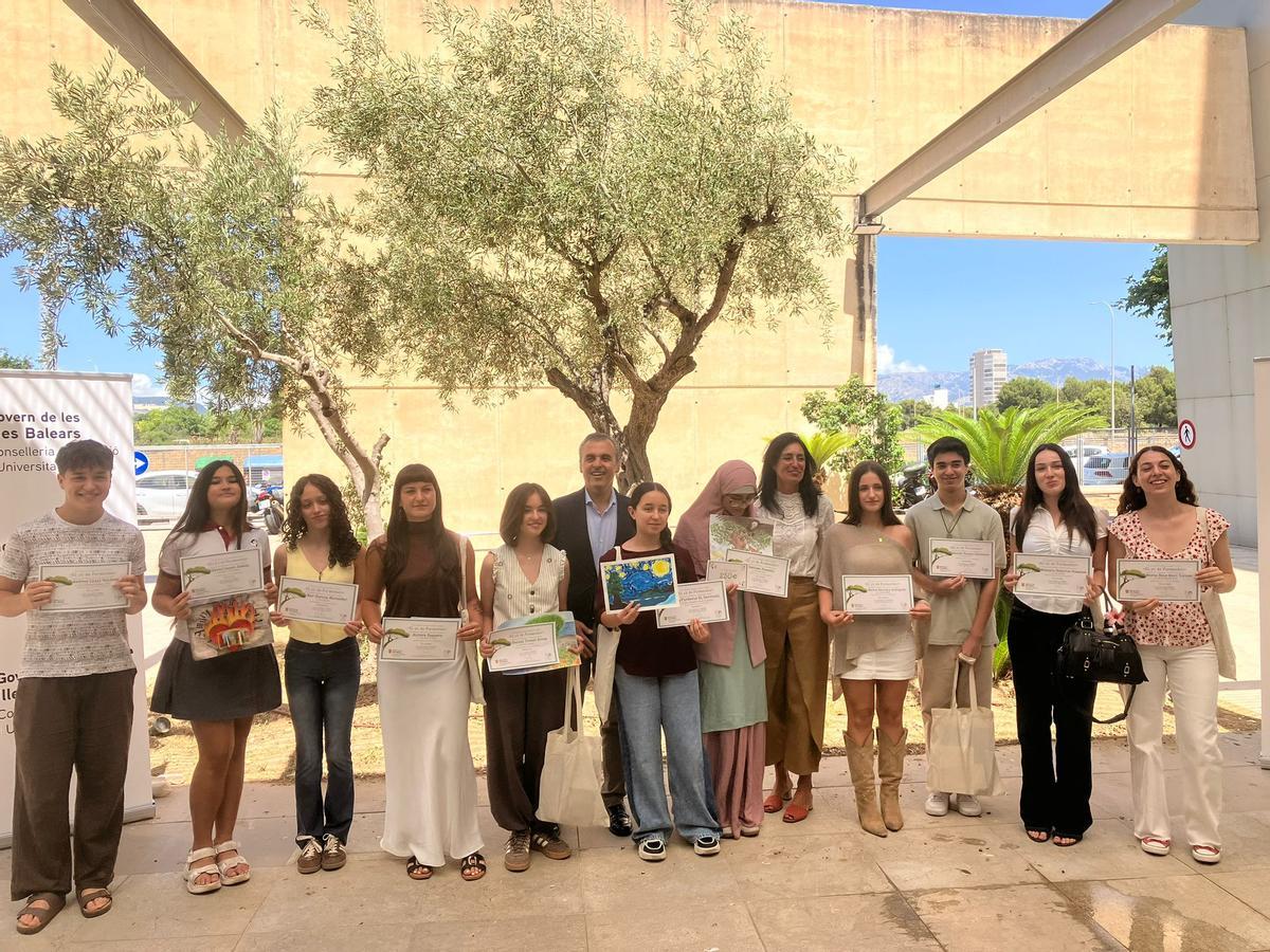 Algunos de los alumnos premiados junto al conseller de Educación.