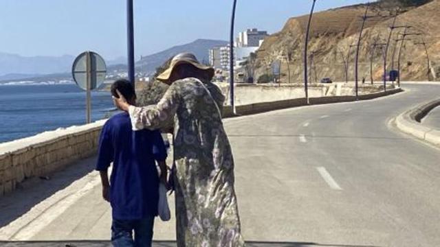 Una mare rep el seu fill. | MOHAMED SIALI / EFE