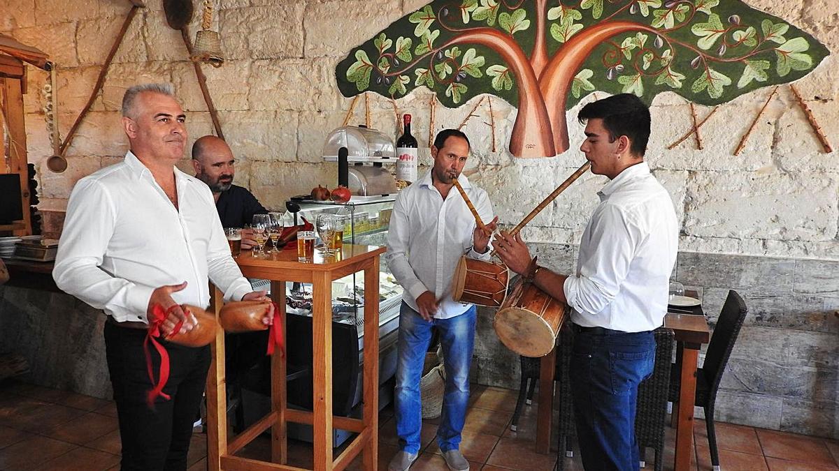 Tres músicos locales, el pasado año, animando un local vacío el día del Pilar. | C.C.