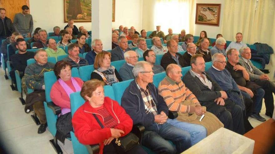 Castañicultores alistanos durante una reunión.