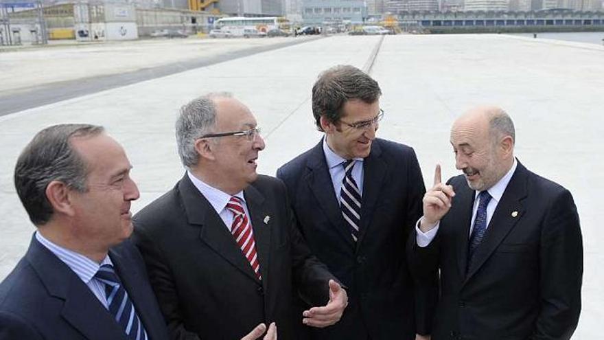 Los presidentes del Puerto, Puertos del Estado y la Xunta, y el alcalde, ayer, en el muelle del Este. / c. pardellas