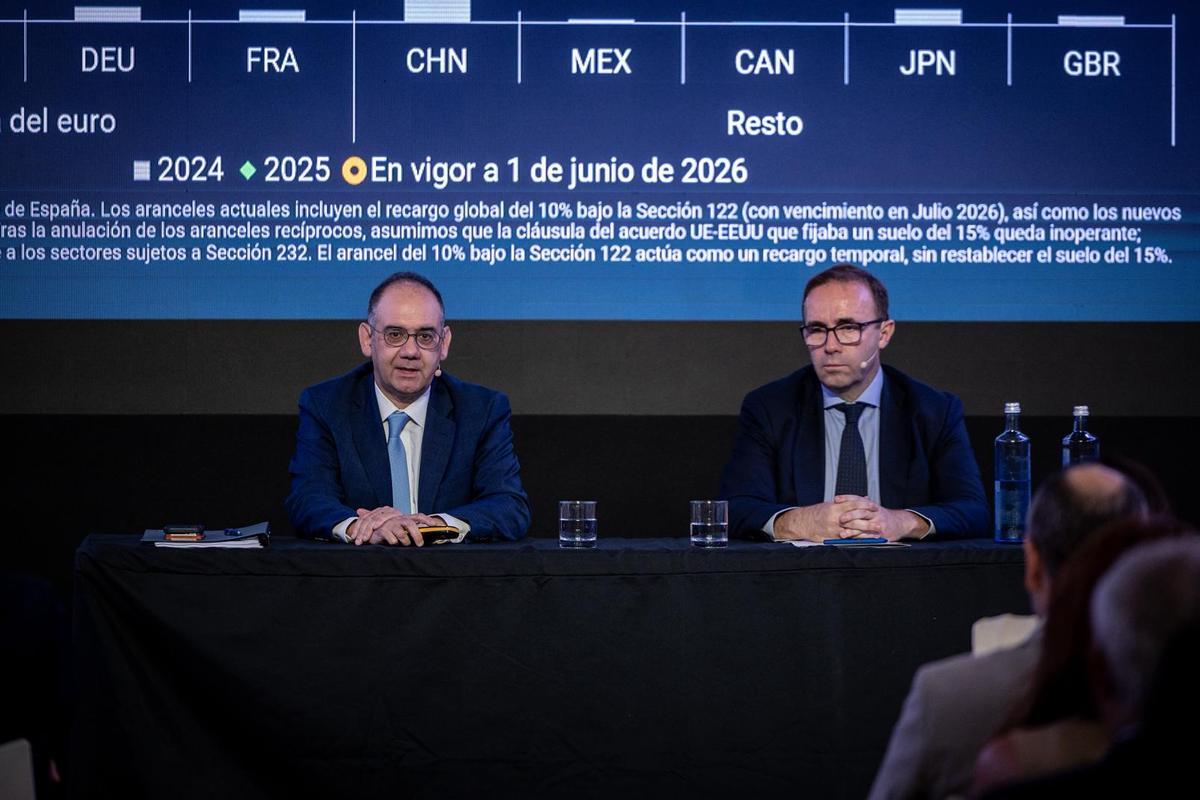 David López-Salido, director general de Economía del Banco de España, y el director de la sucursal de Zaragoza, Julio Gil, en la presentación.