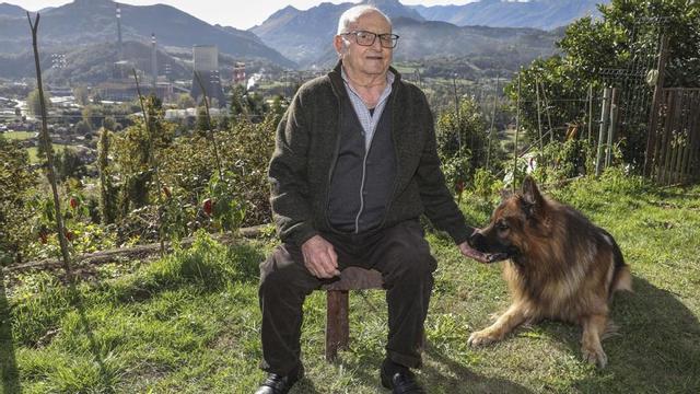 Manuel Ballesteros (Manolo Peskin), acompañado de su perro Danko. | Pablo Solares