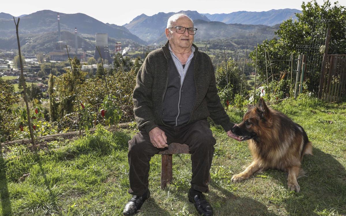 Manuel Ballesteros (Manolo Peskin), acompañado de su perro Danko. | Pablo Solares