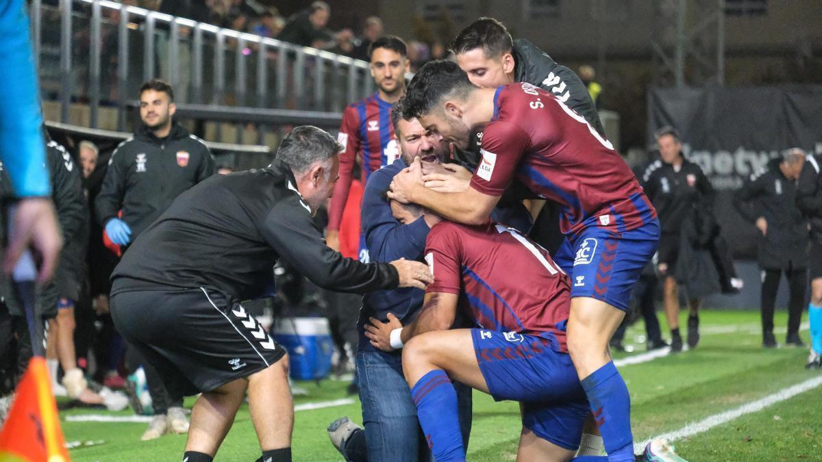 Jugadores del Eldense celebran un gol con Fernando Estévez