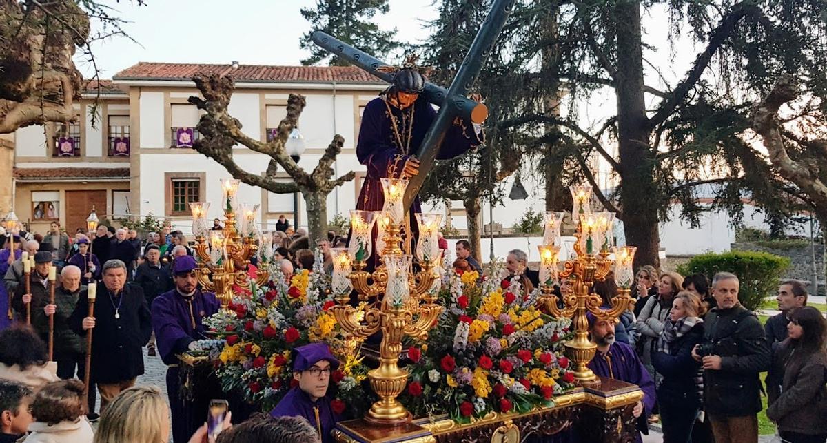 La imagen del Nazareno, procesionando.