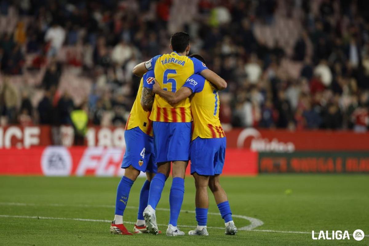 Tárrega se abraza con sus compañeros tras ganar en el Pizjuán