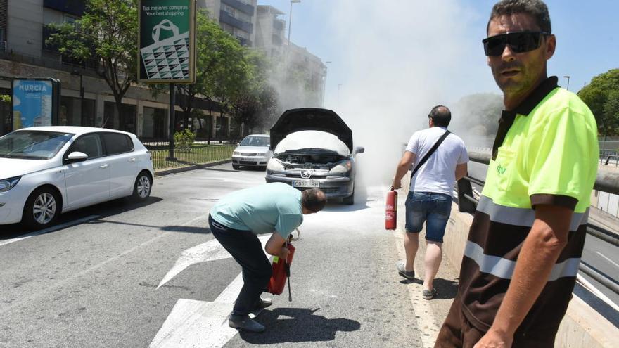 Peatones que se encontraban en la zona ayudan a apagar las llamas.