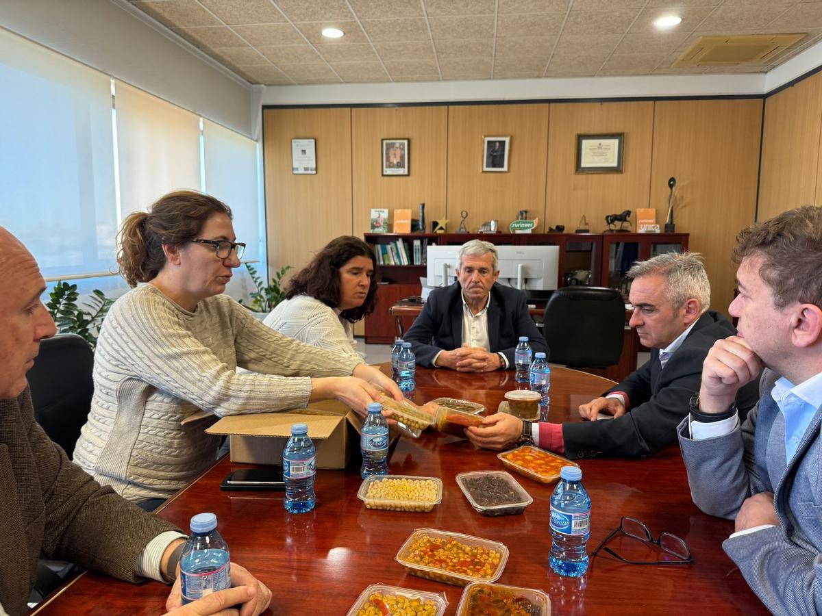 Visita del conseller Barrachina a las instalaciones de Surinver donde se reunió con la gerencia
