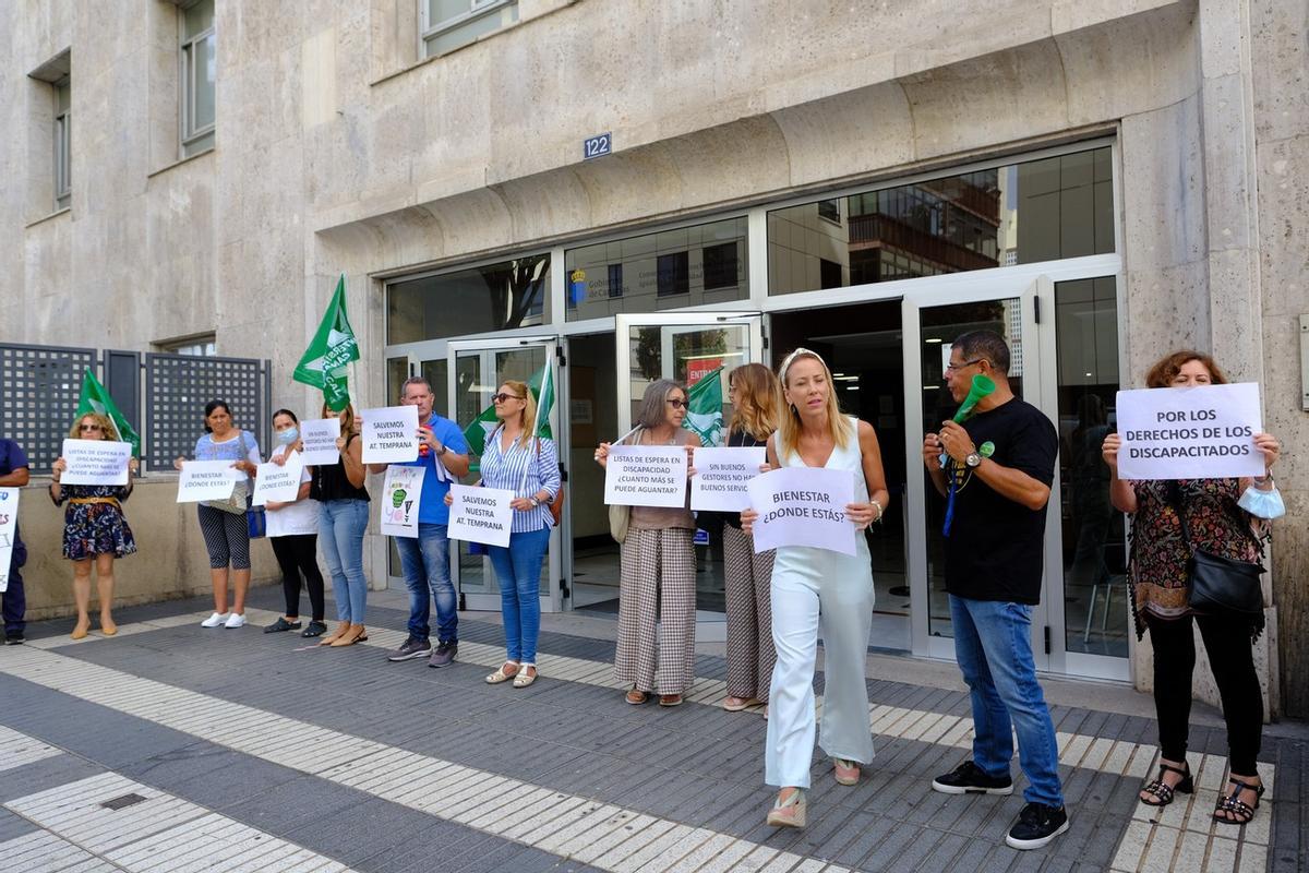 Una decena de trabajadores del Centro Base de Valoración de la Discapacidad de Gran Canaria se concentran para exigir más personal y mejoras.