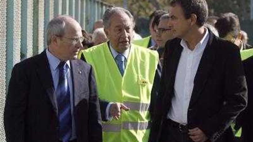 El presidente del Gobierno, José Luis Rodriguez Zapatero, y el presidente de la Generalitat, José Montilla, escuchan al presidente de la empresa constructora OHL, Juan Miguel Villar-Mir (c), durante su visita esta mañana a las obras del Ave al paso por el barrio de Bellvitge, en Hospitalet de Llobregat (Barcelona).