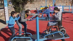 Niños disfrutan del parque infantil de La Garriga.