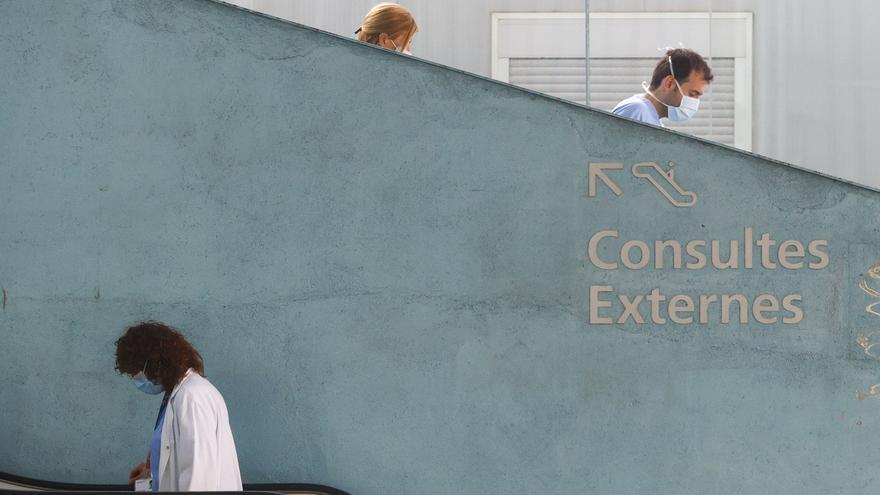 Cataluña instaura la mascarilla en centros de salud y residencias por los casos disparados de gripe