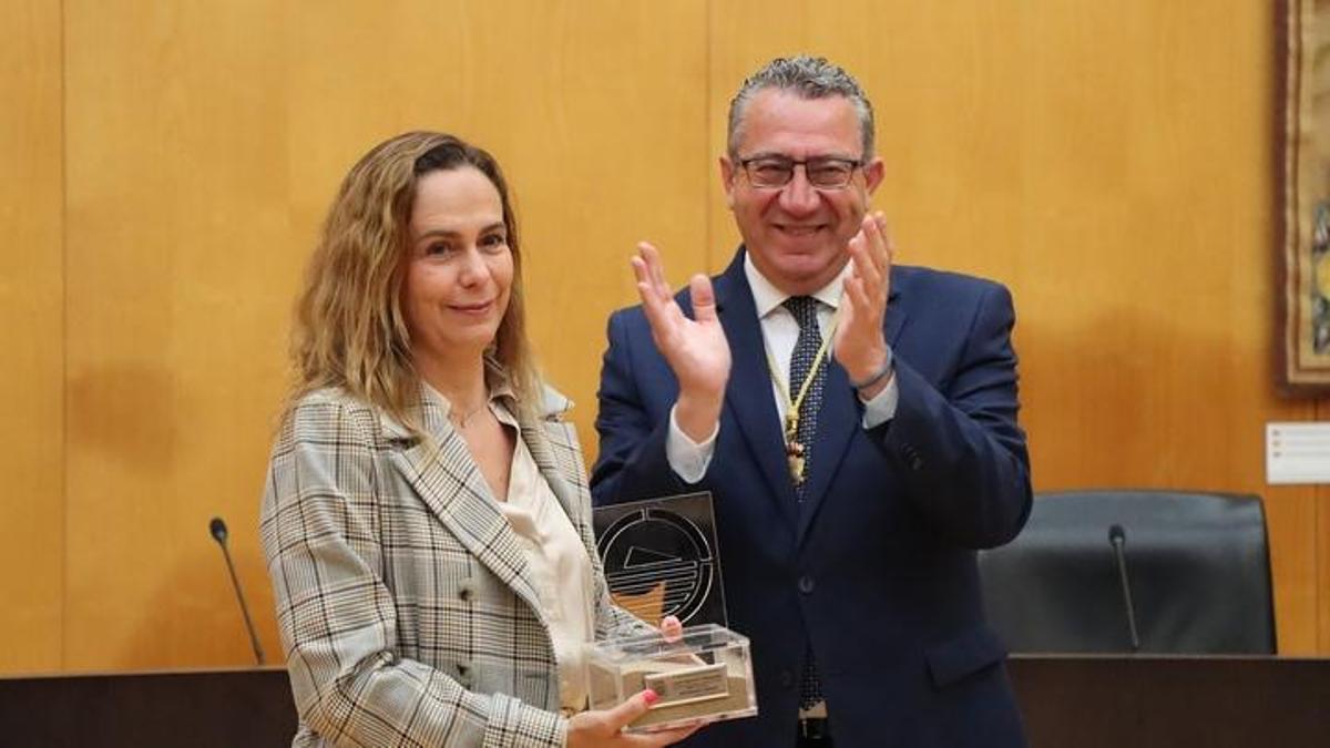 Laura Navarro recibe la distinción del Día de Europa de Benidorm.