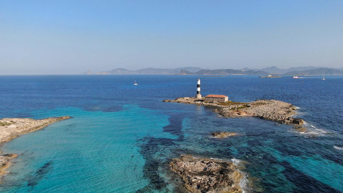 Vista parcial de la Reserva Marina de es Freus, entre Ibiza y Formentera.