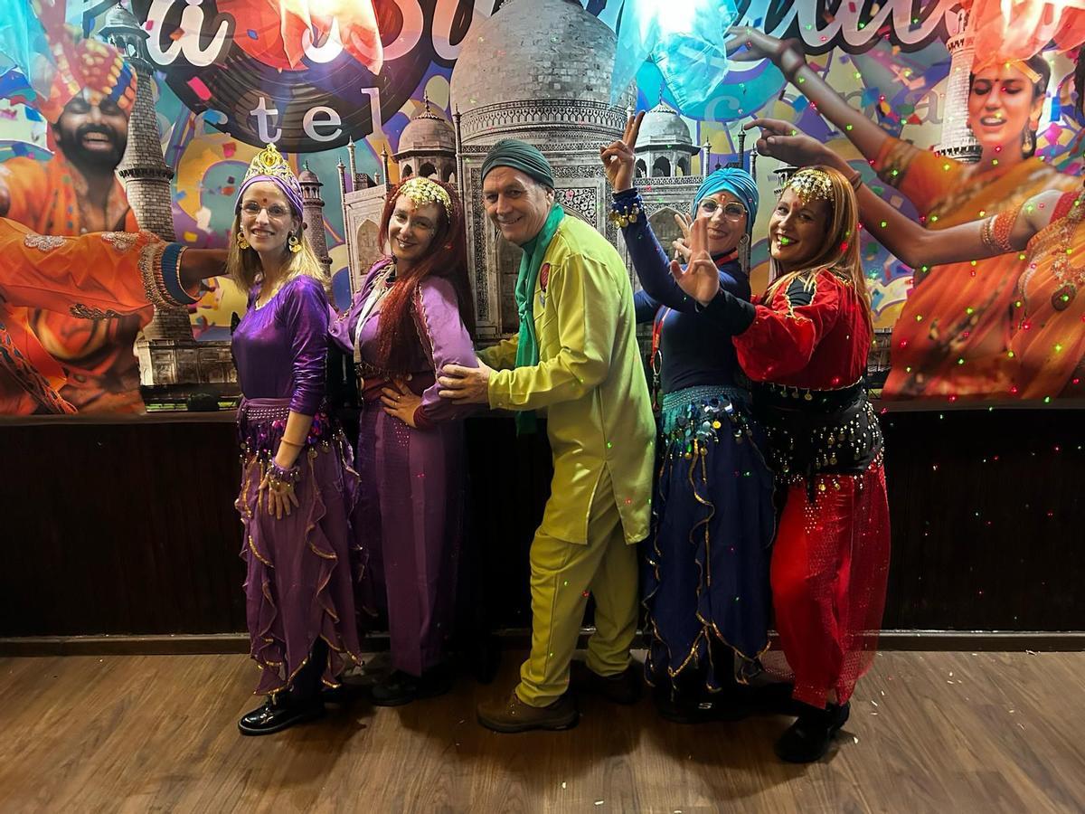 Pedro en La Buhardilla durante unos carnavales.