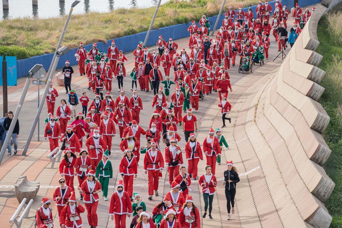 Cientos de Santa Claus corren por Barcelona en la primera Cursa del Pare Noel