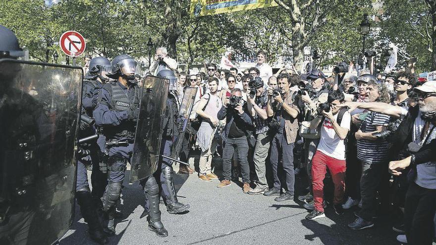 Enfrentamientos entre policías y manifestantes ayer en la plaza de La Bastilla, en París.  // AFP