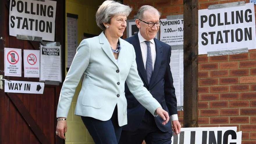 La primera ministra Theresa May, ayer con su marido Philip tras votar en las elecciones europeas. // Efe
