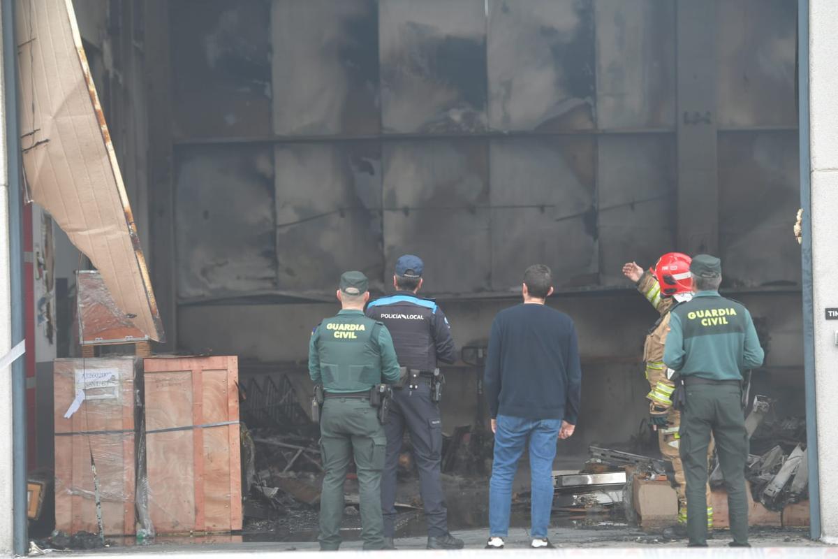 Un incendio destroza la nave de Trison en el polígono de Espíritu Santo
