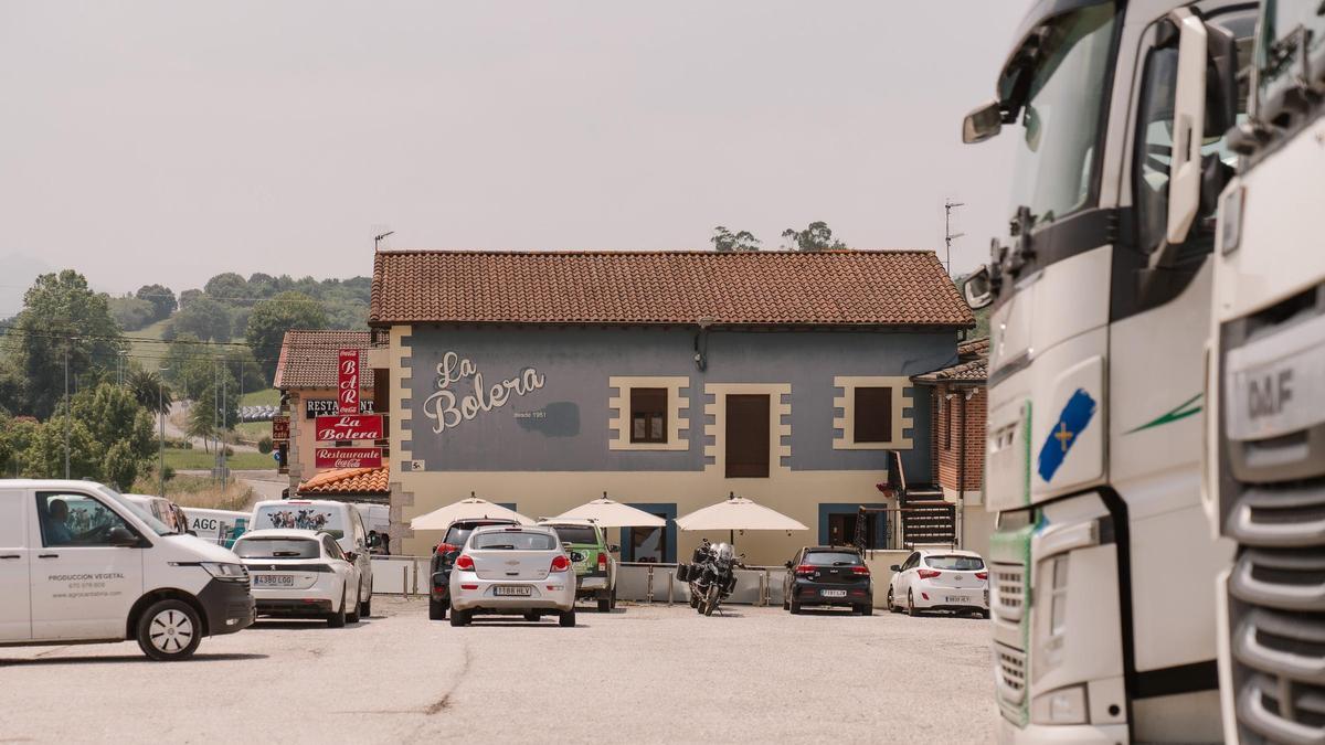 Vista del parking de coches y camiones frente al restaurante La Bolera, en Anero.